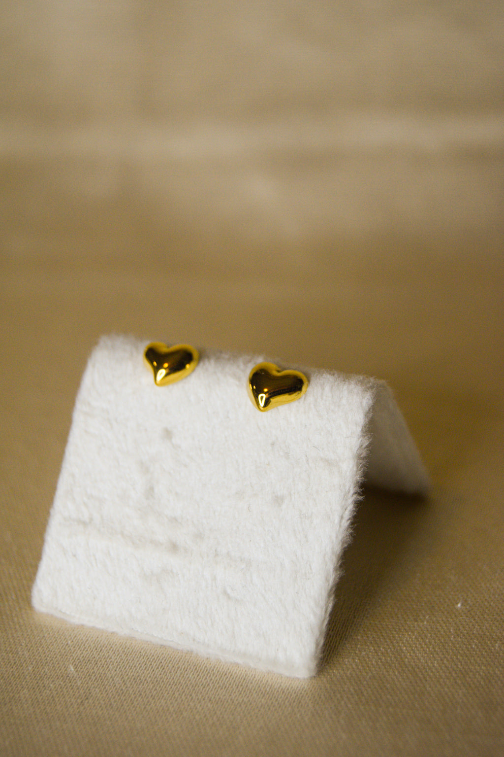 Brincos dourados corações