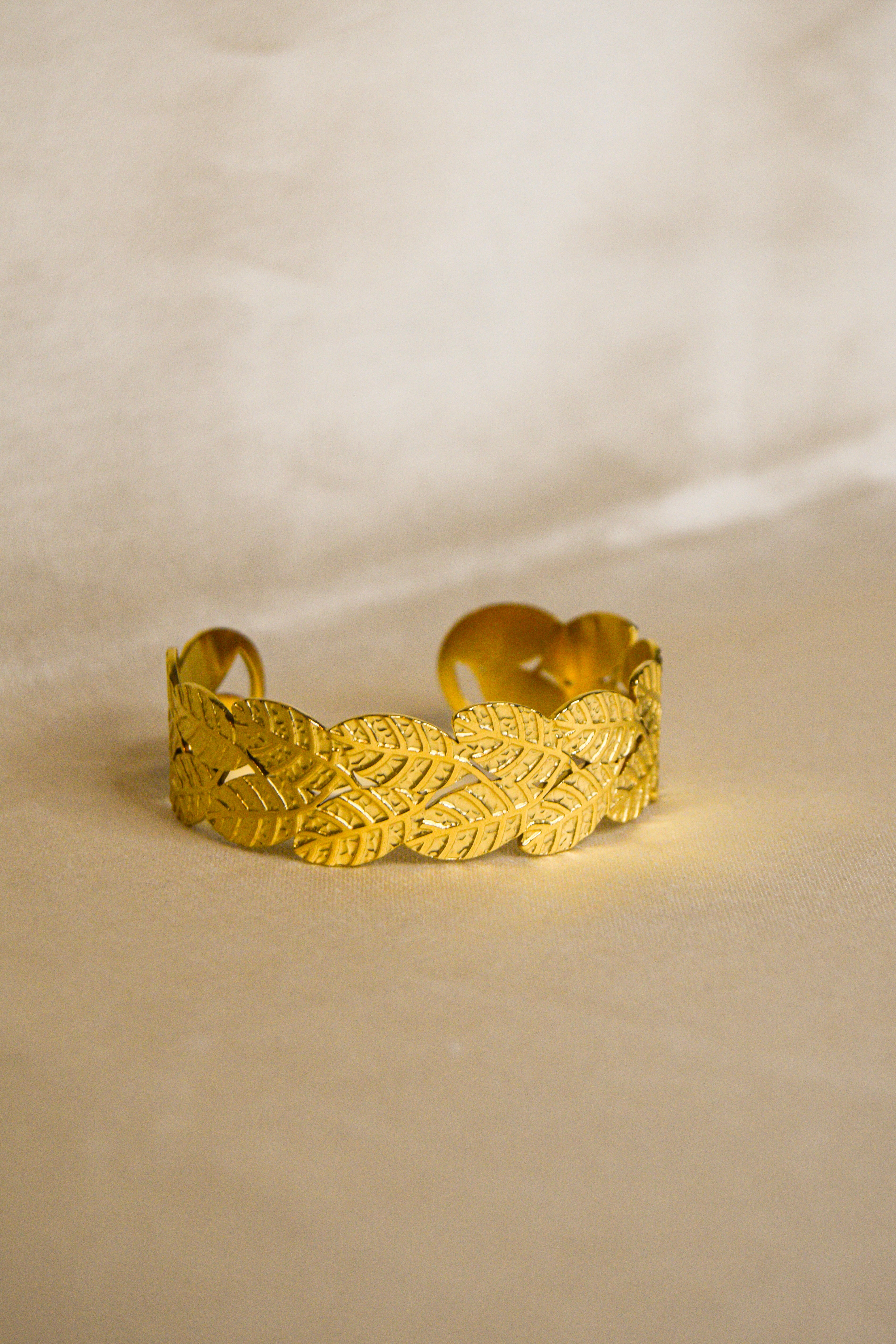 Pulseira dourada folhas