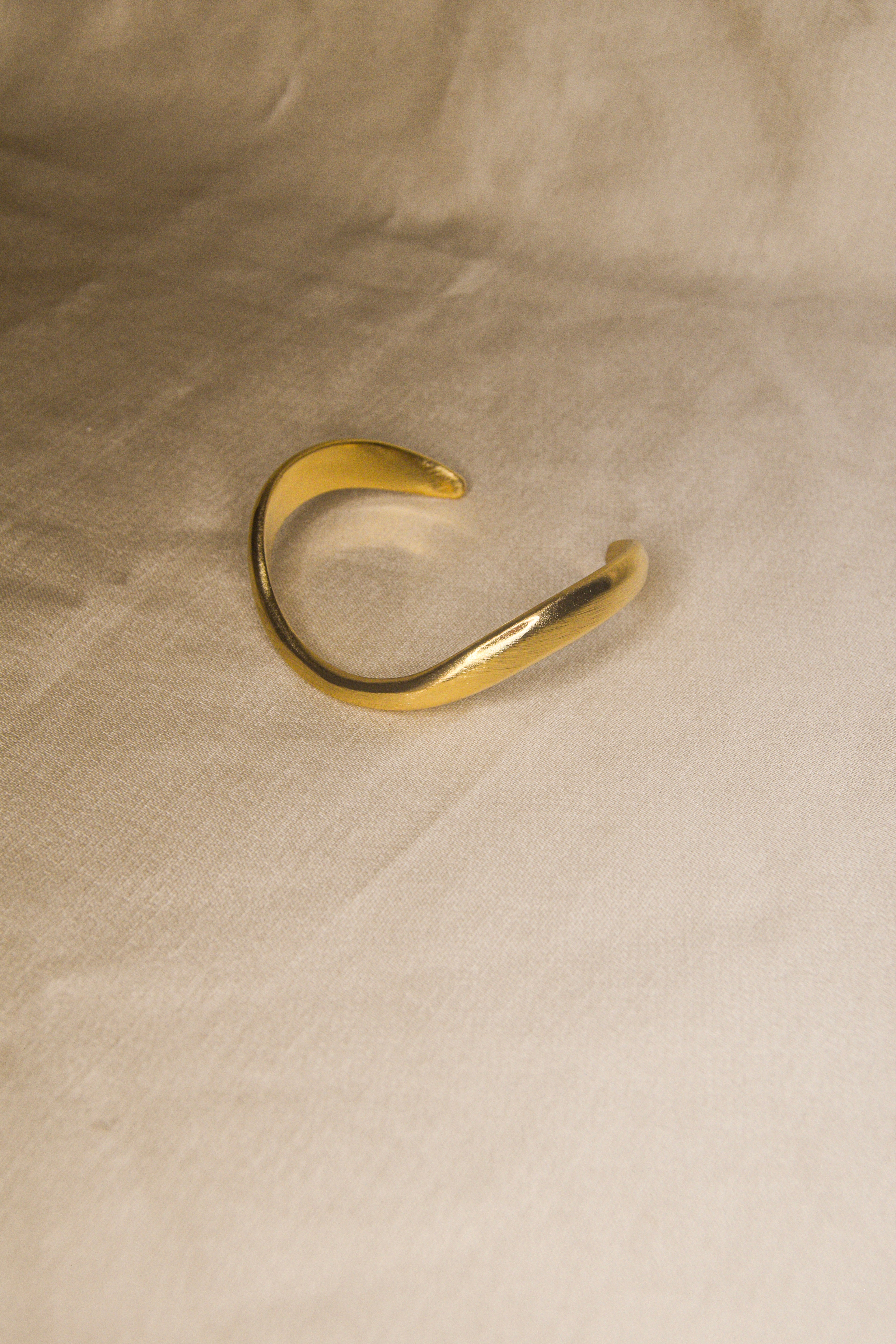 Pulseira dourada onda