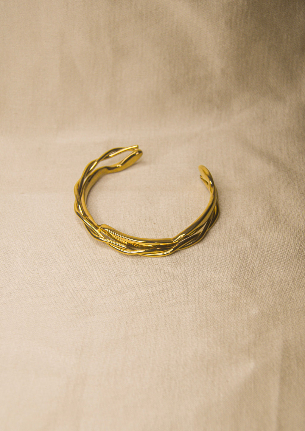 Pulseira dourada tranças