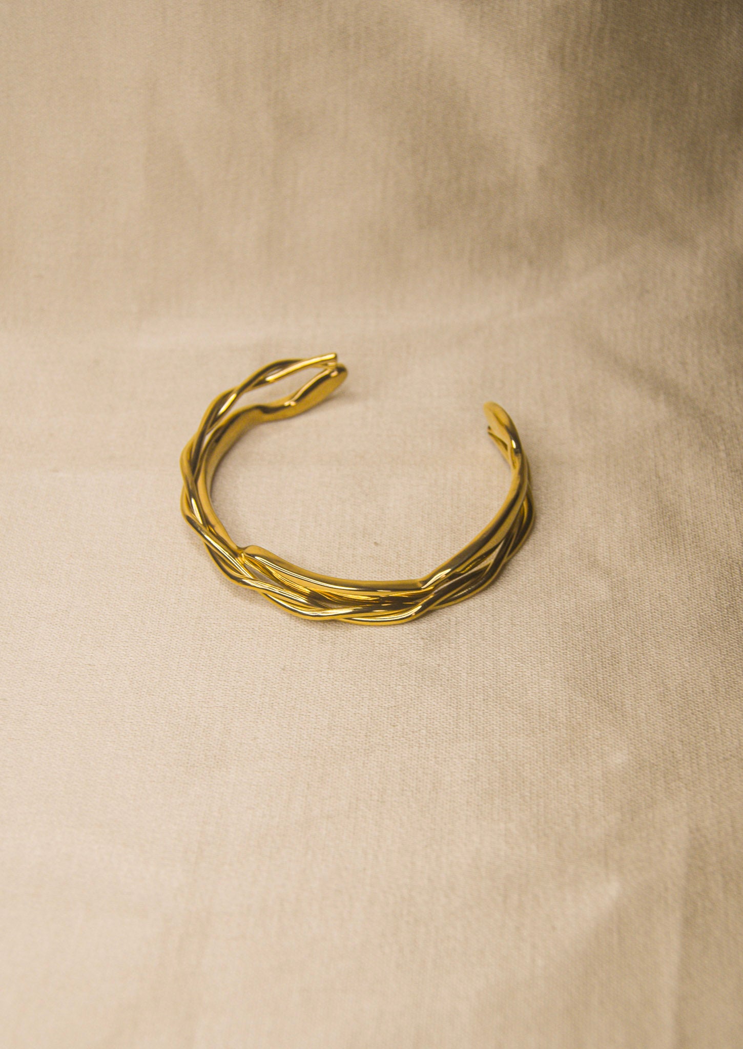 Pulseira dourada tranças