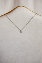 Colar prateado brilhante