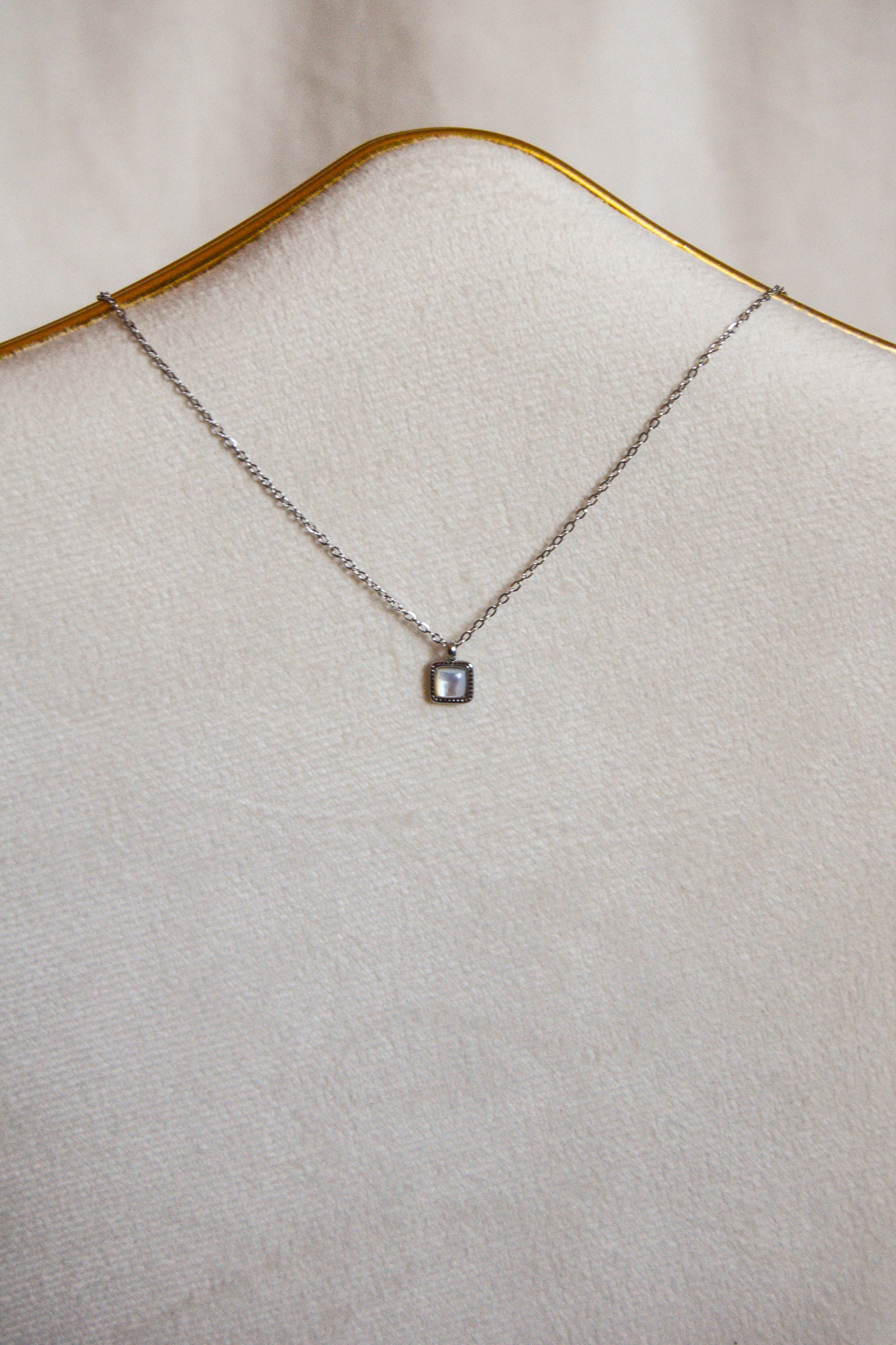 Colar prateado brilhante