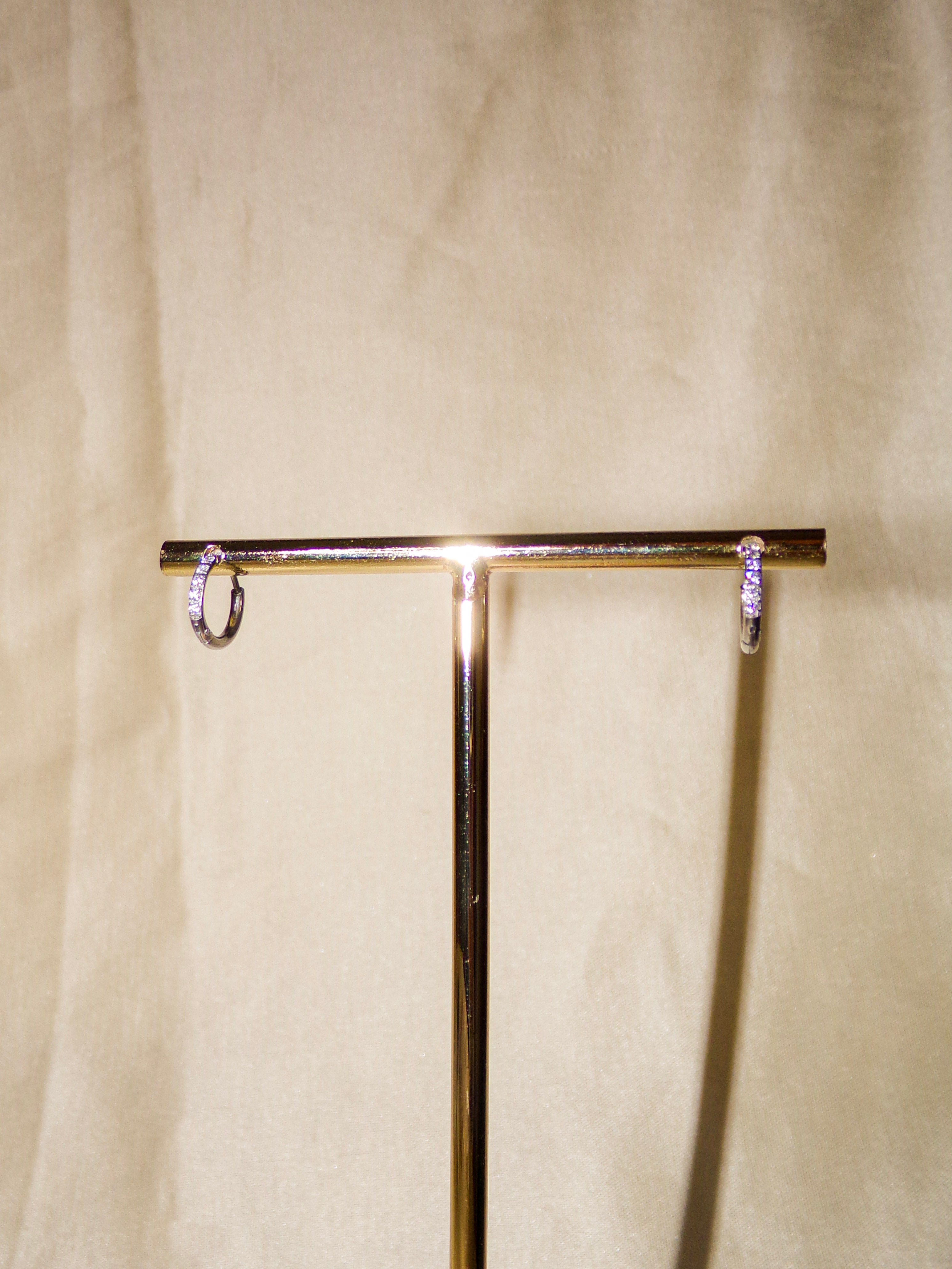 Argolas prateadas brilhantes