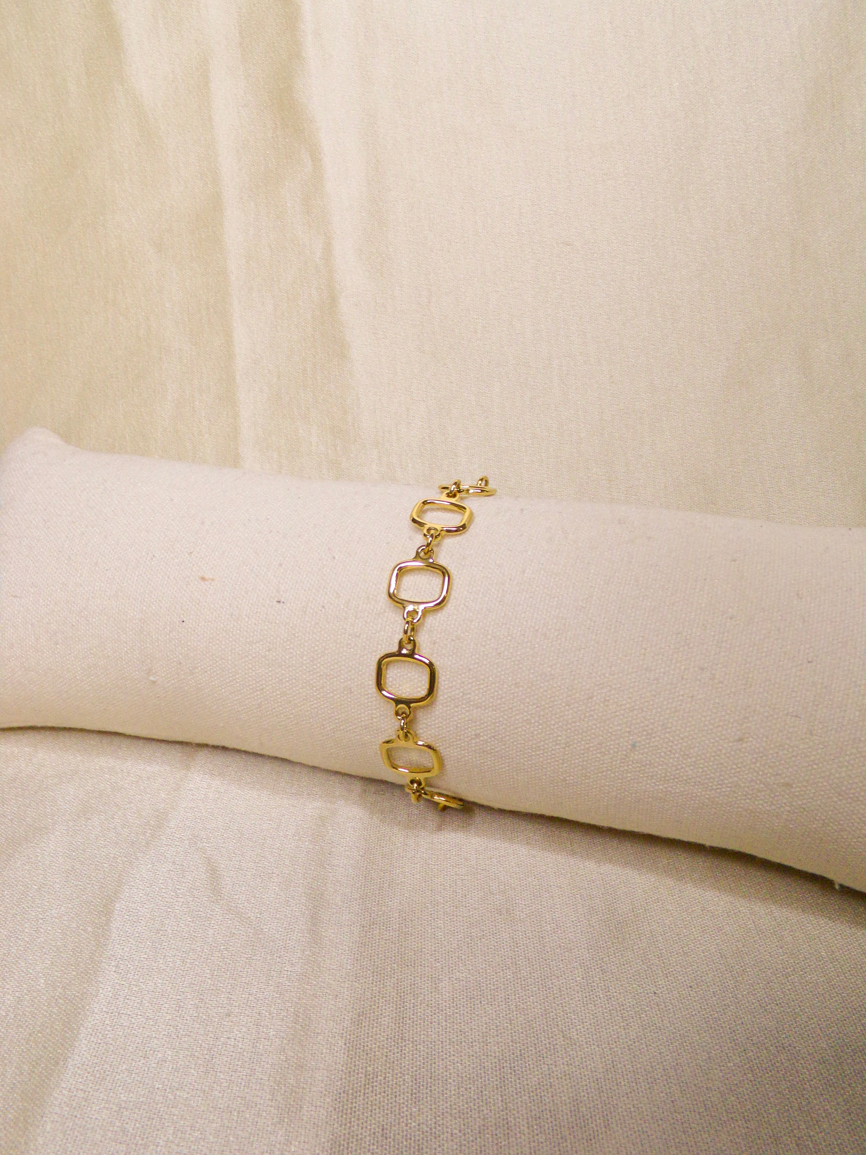 Pulseira dourada quadrangular