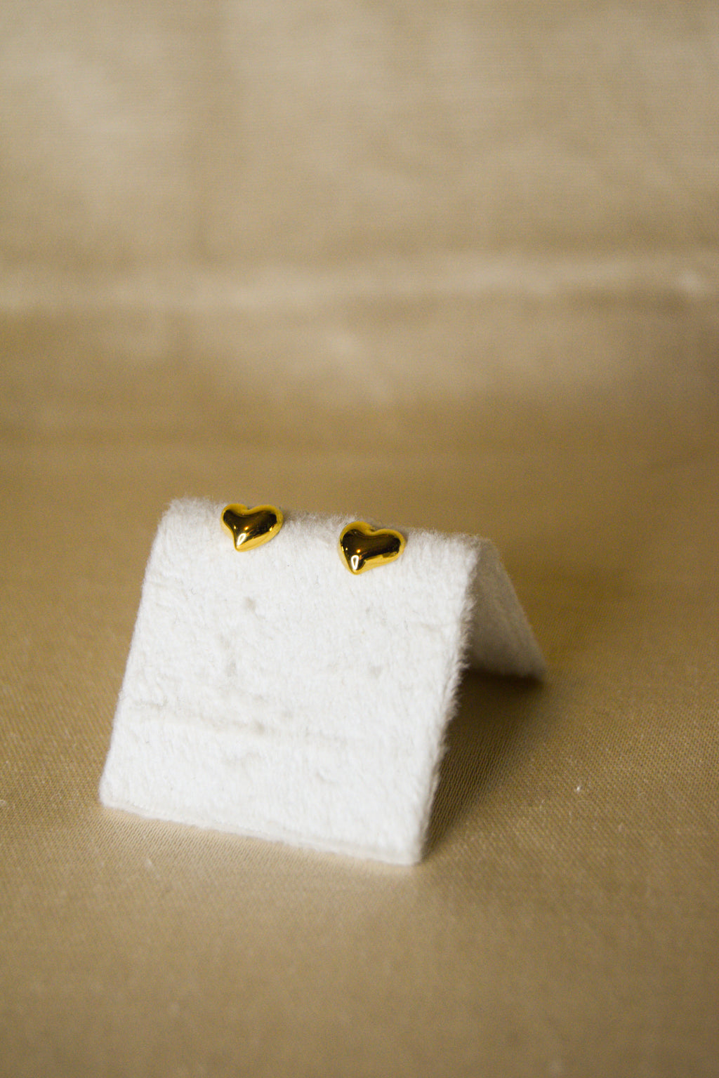 Brincos dourados corações