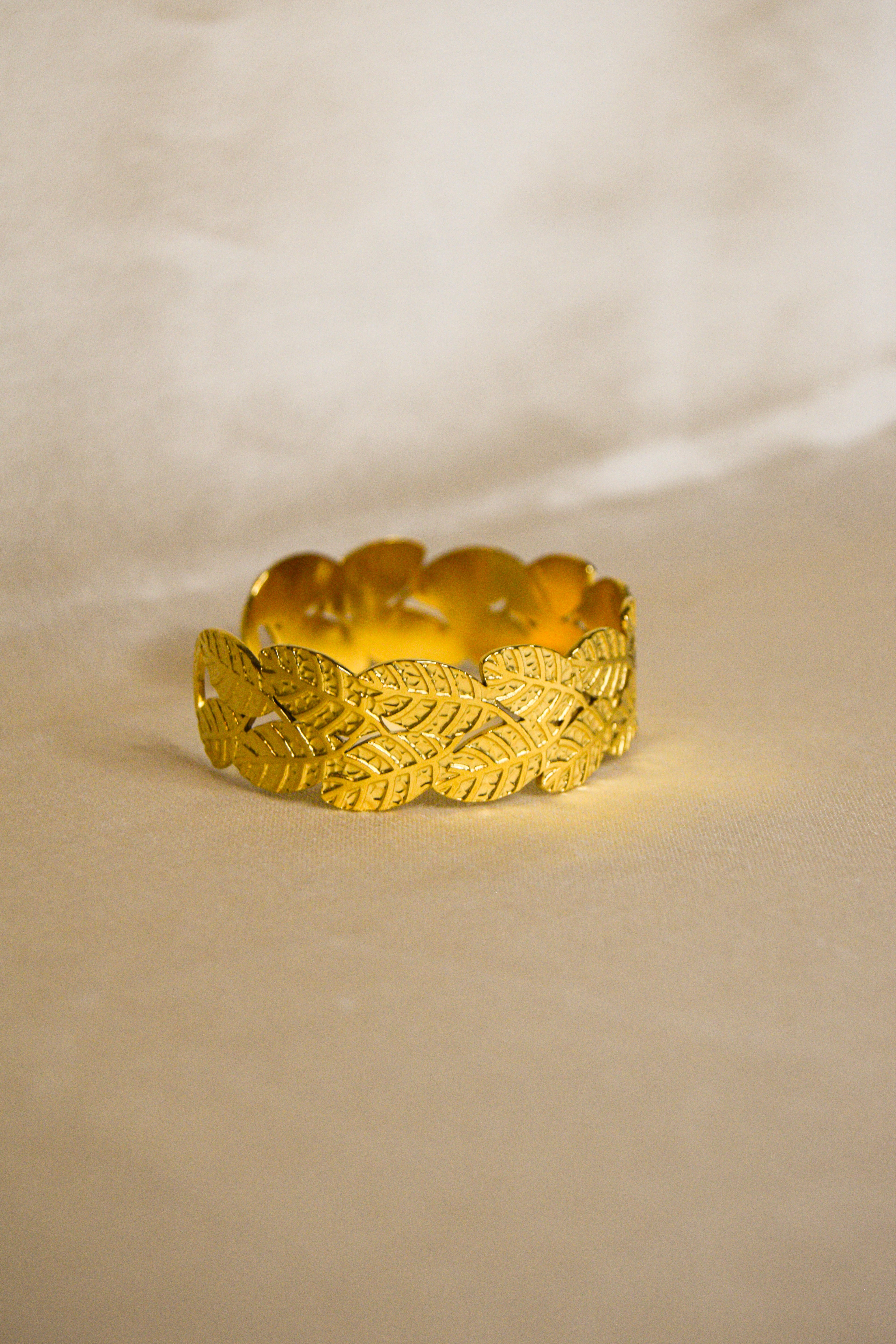 Pulseira dourada folhas