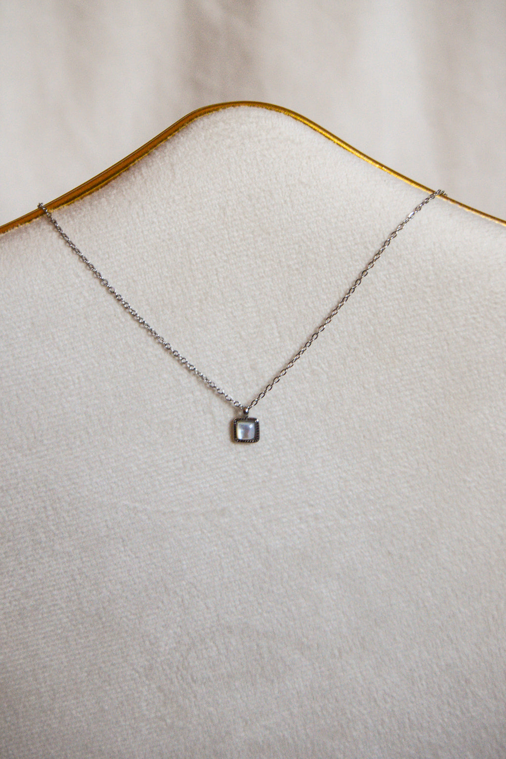 Colar prateado brilhante