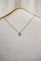 Colar prateado brilhante