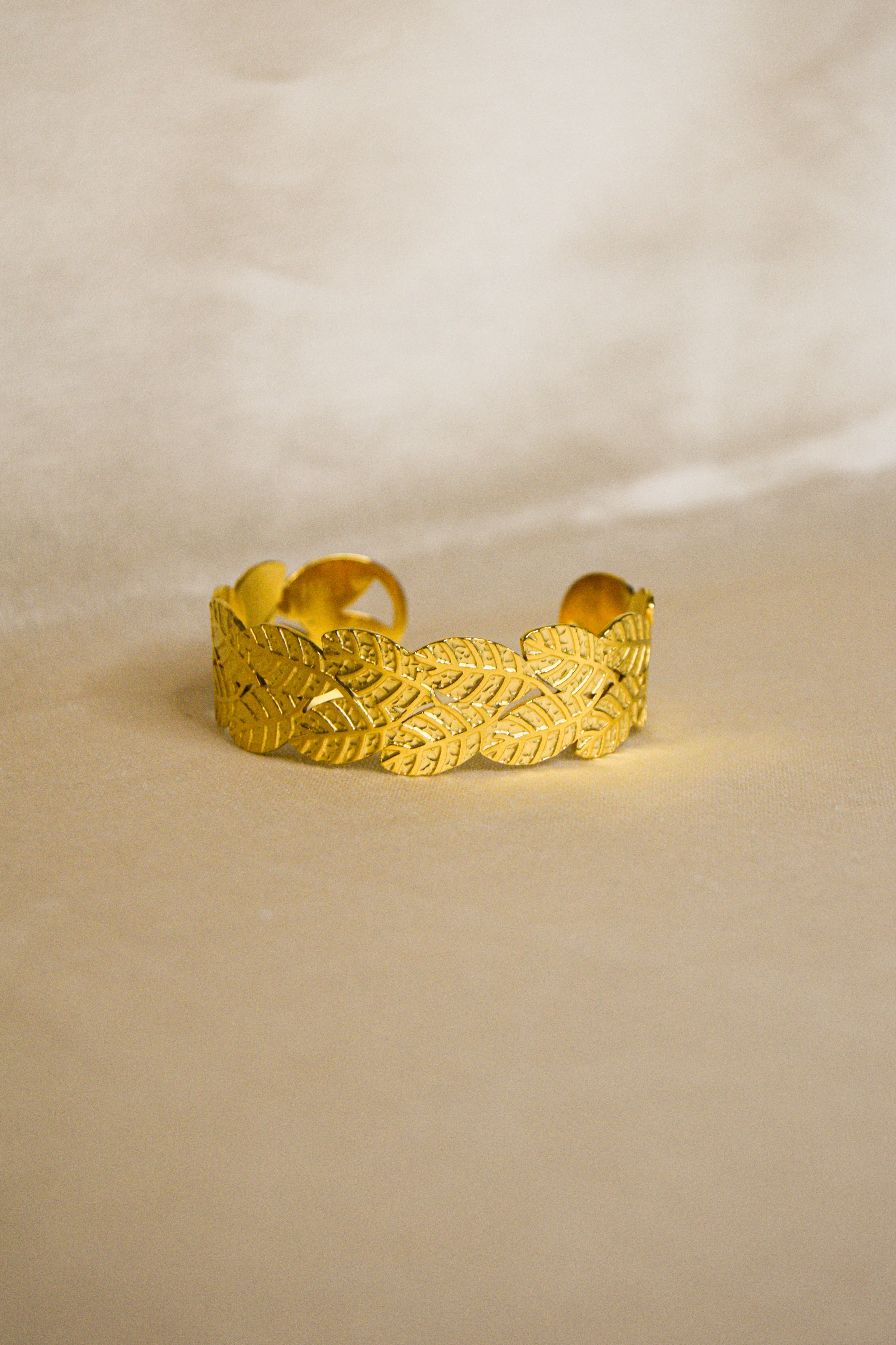 Pulseira dourada folhas