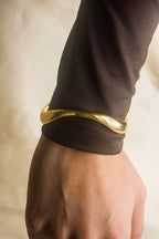 Pulseira dourada onda