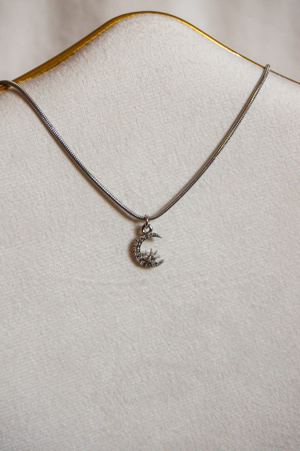 Colar prateado lua