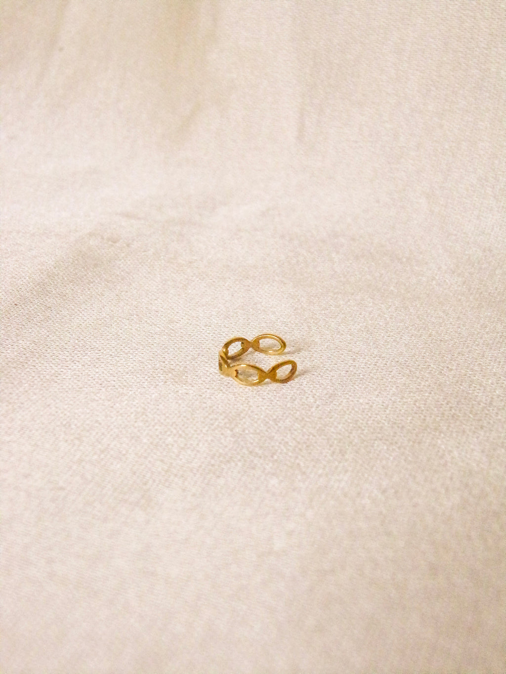 Earcuff dourado furos