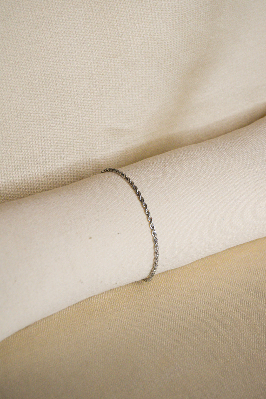 Pulseira prateada trança