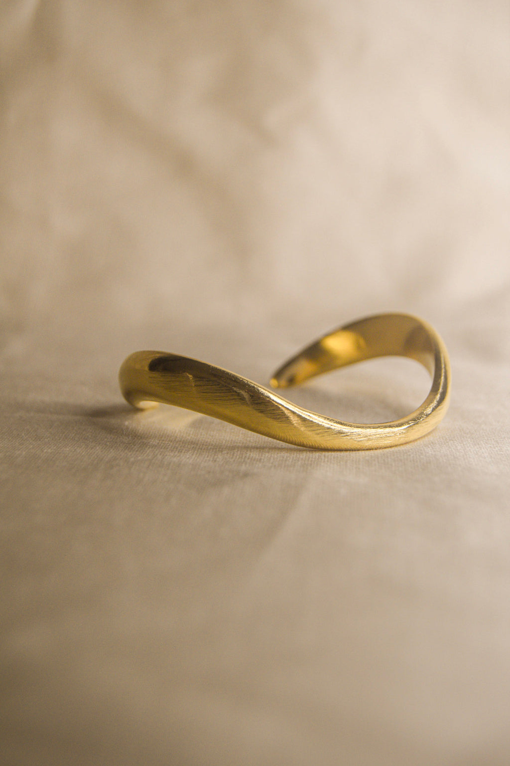 Pulseira dourada onda