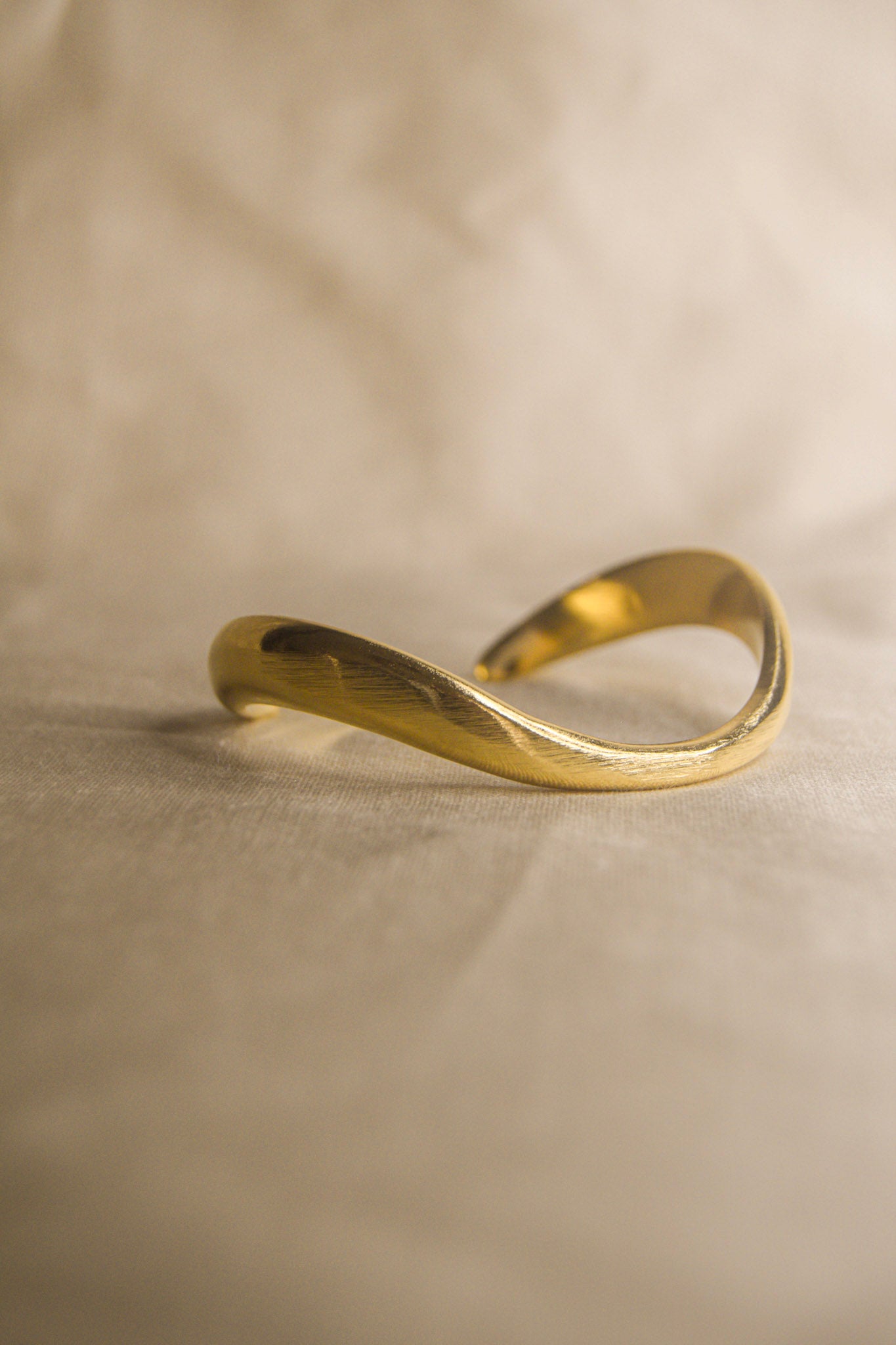 Pulseira dourada onda