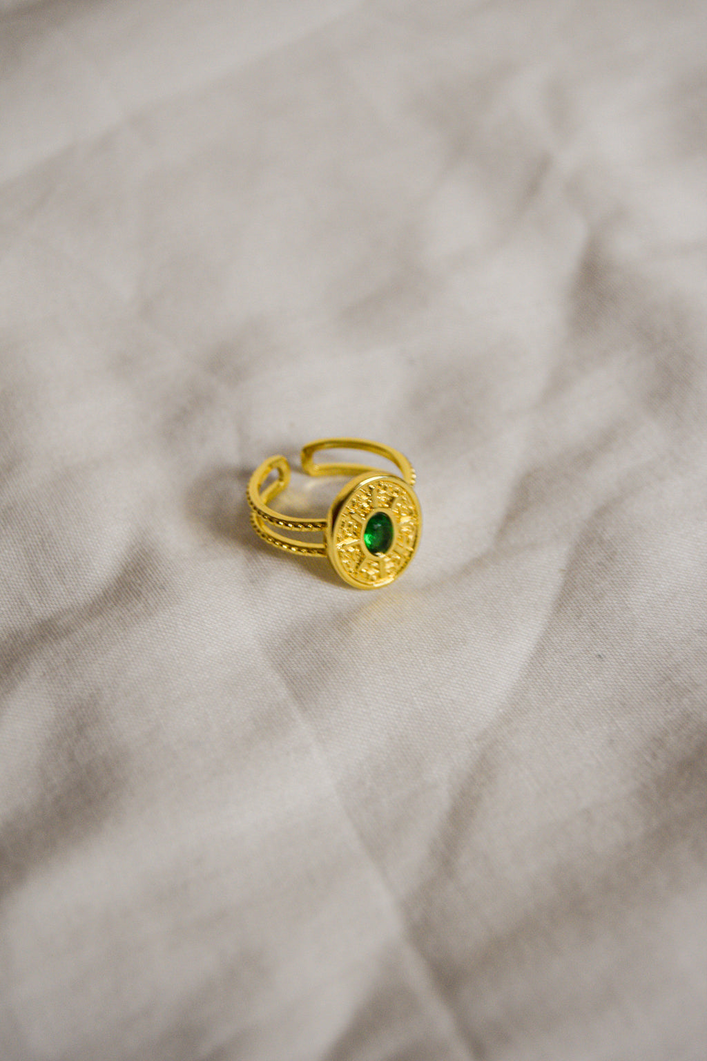 Anel dourado Pedra verde