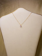 Colar dourado com pendente coração