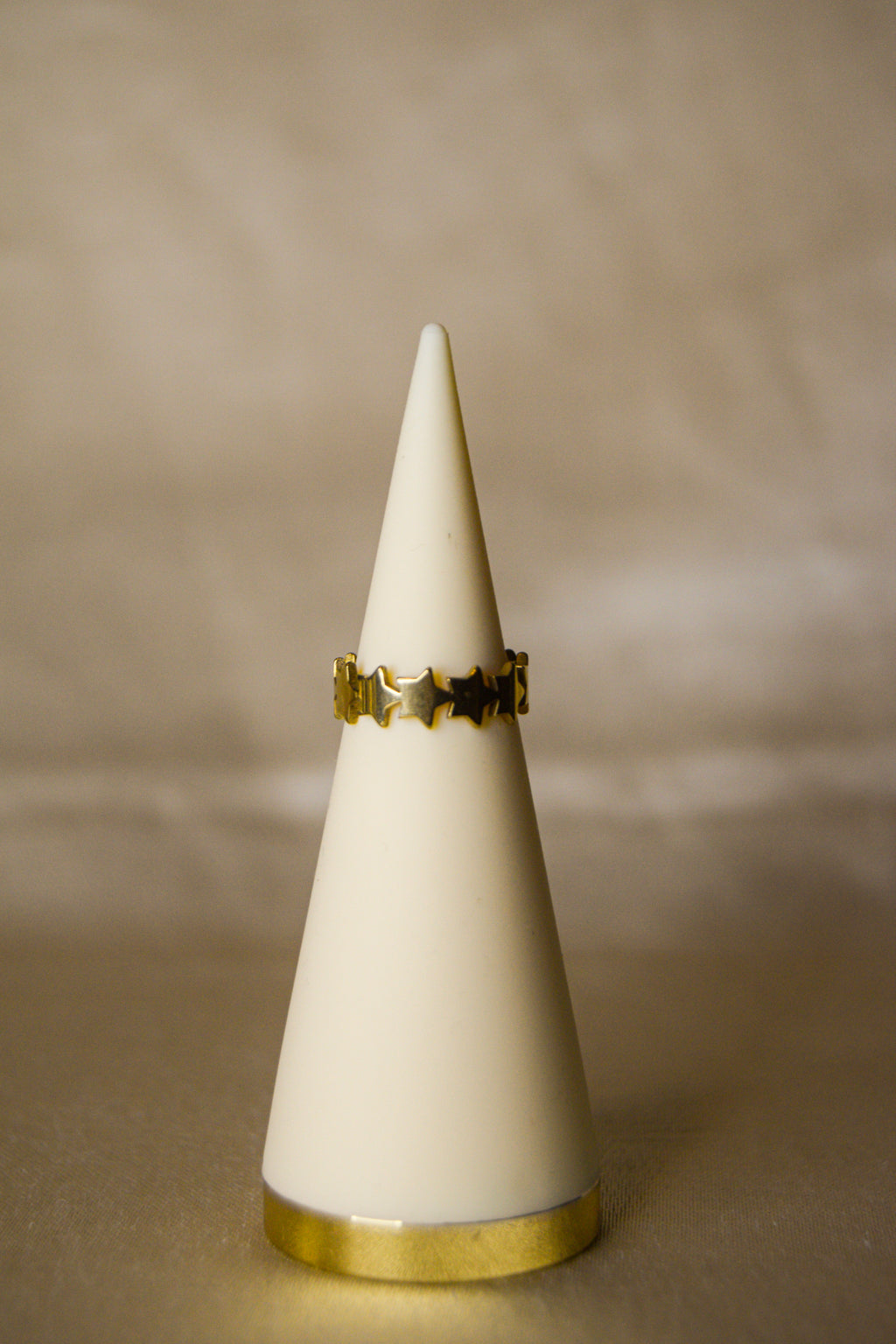 Anel dourado estrelas