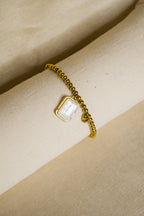 Pulseira dourada pendente pérola