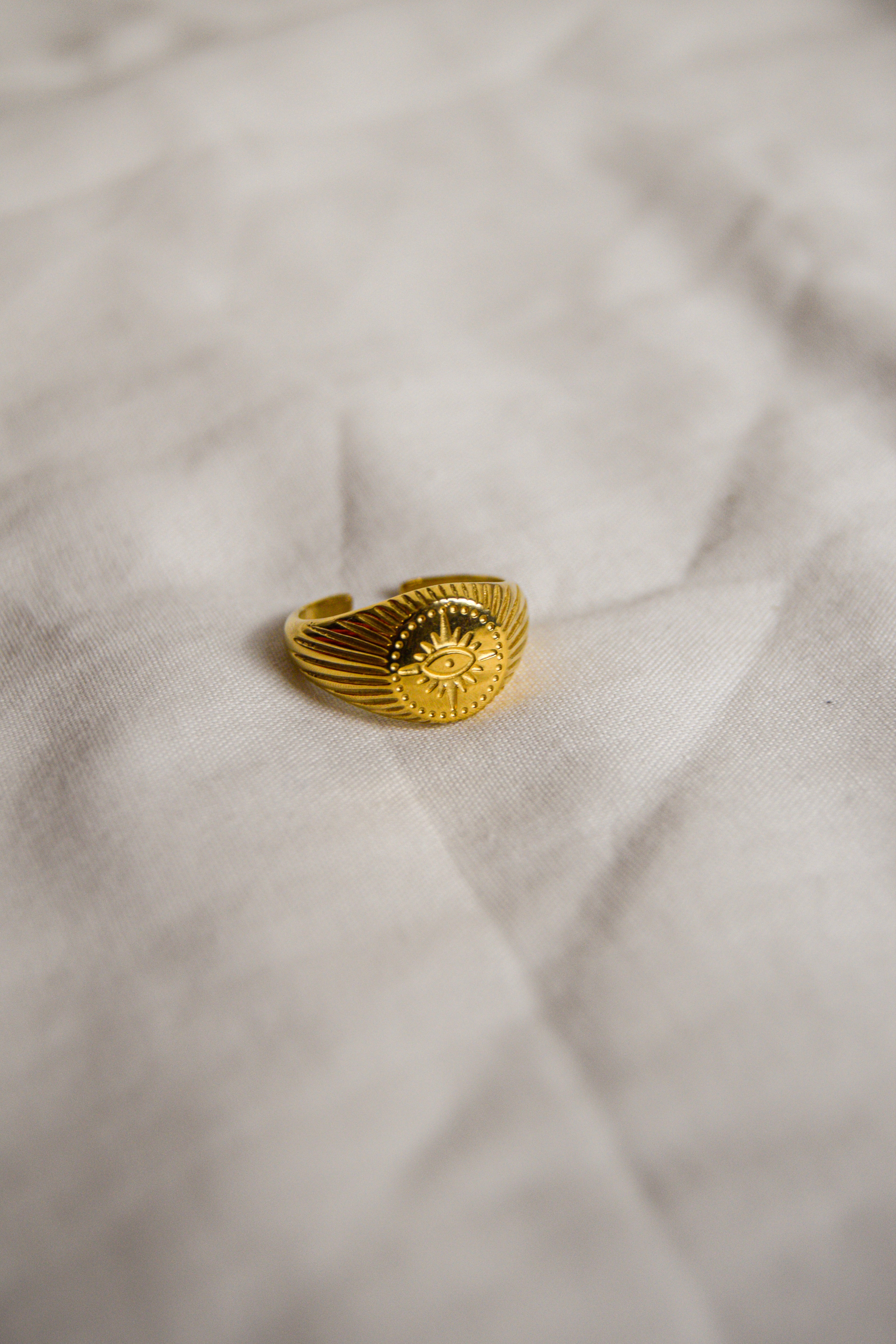 Anel dourado Olho