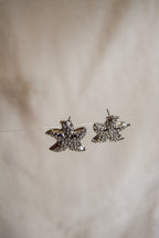 Brincos prateados estrelas brilhantes