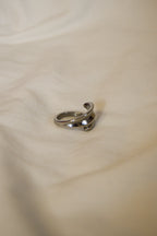 Anel prateado abstrato