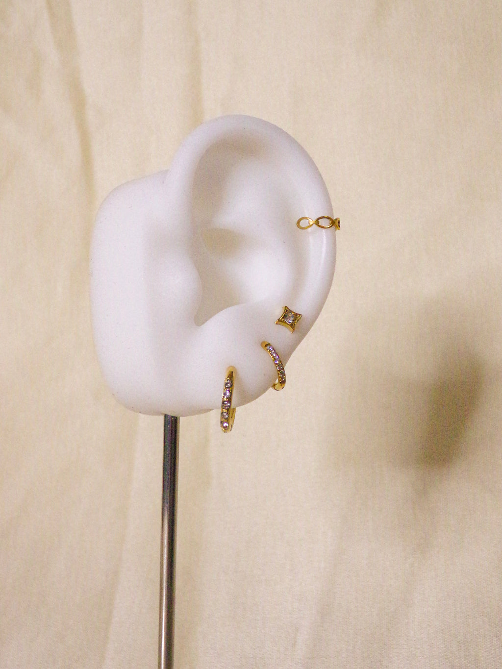 Earcuff dourado furos