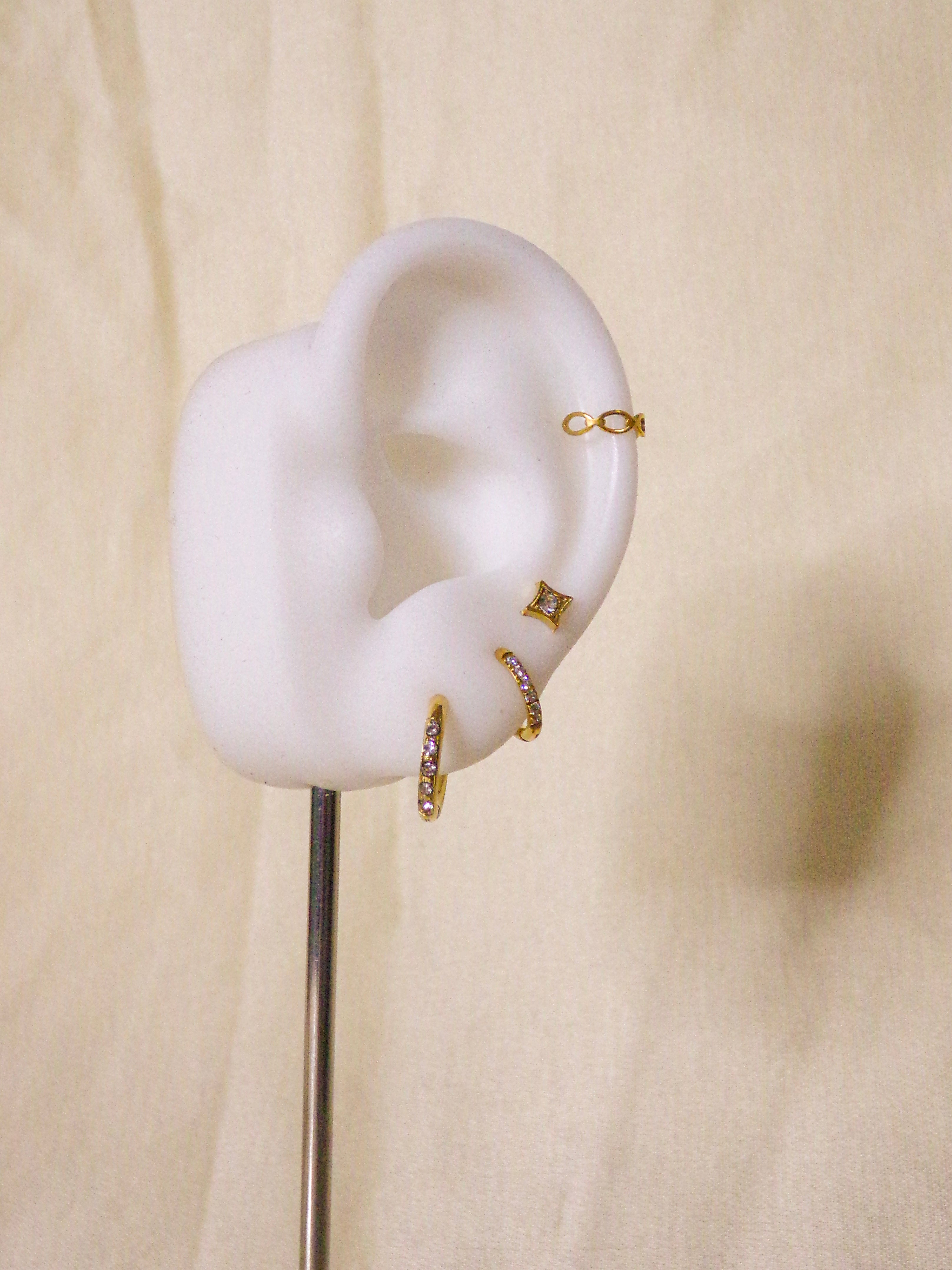 Earcuff dourado furos