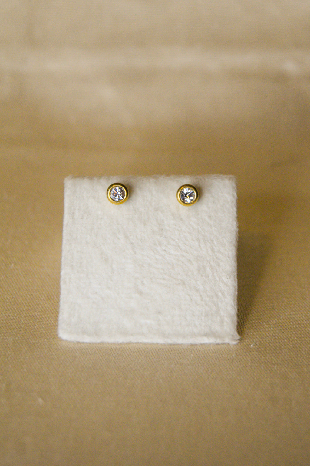 Piercing dourado bola brilhante