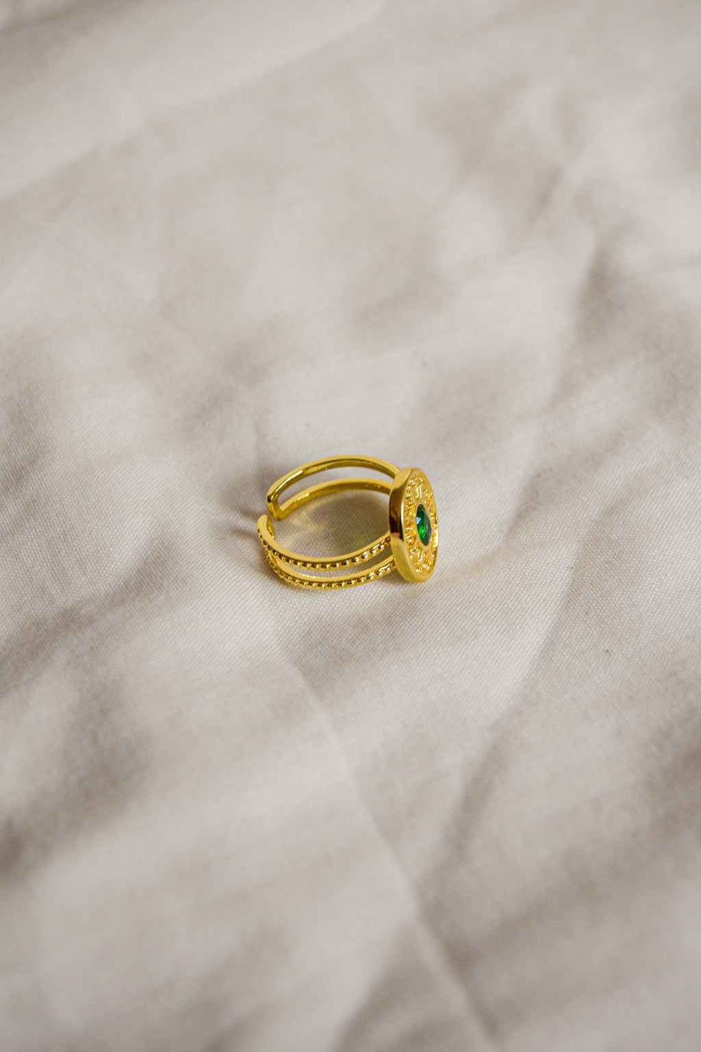 Anel dourado Pedra verde