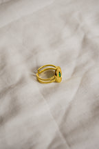 Anel dourado Pedra verde