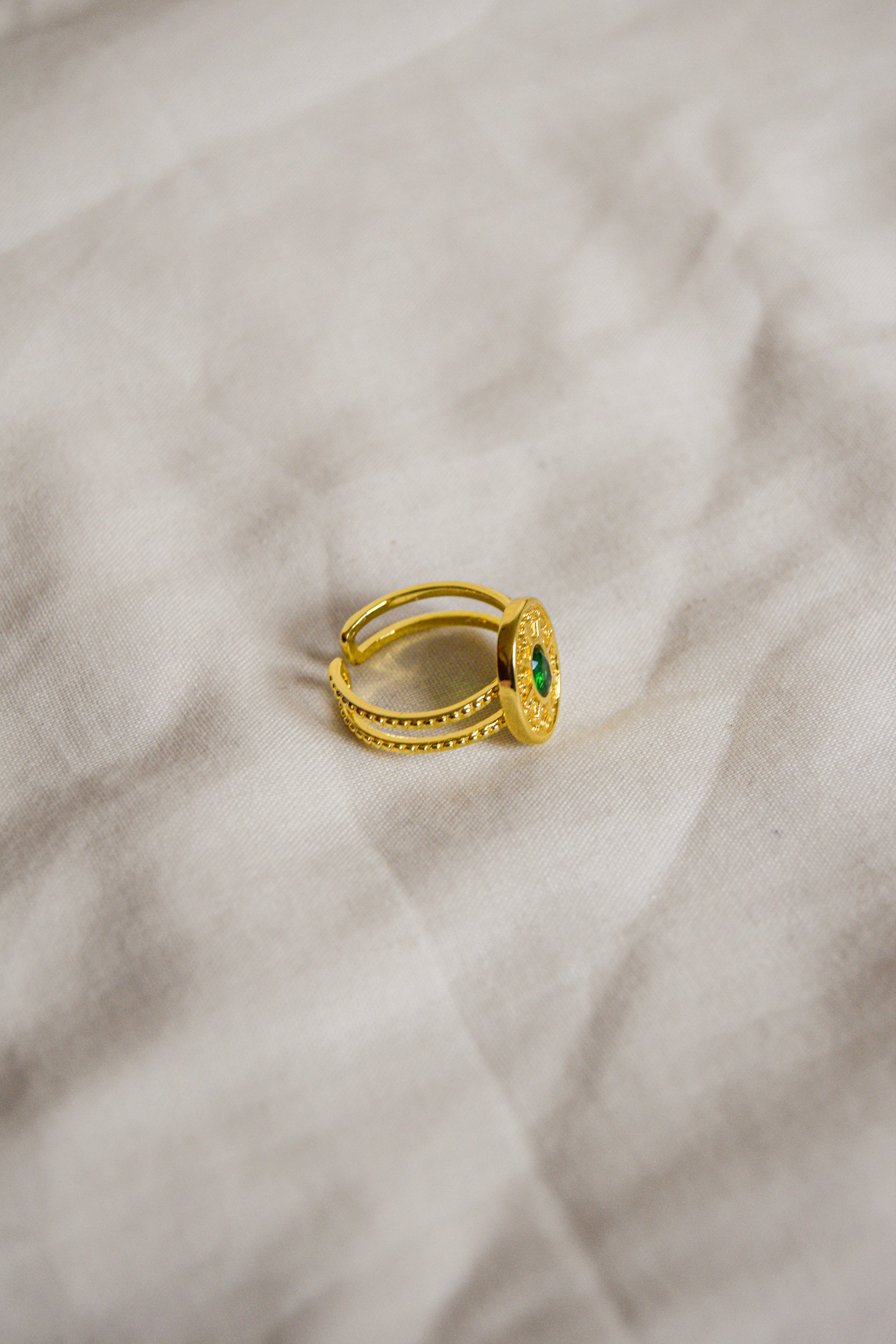 Anel dourado Pedra verde