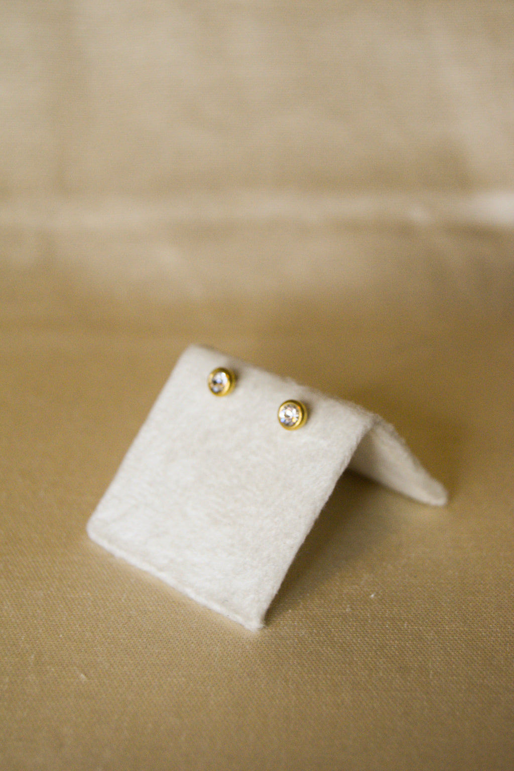 Piercing dourado bola brilhante