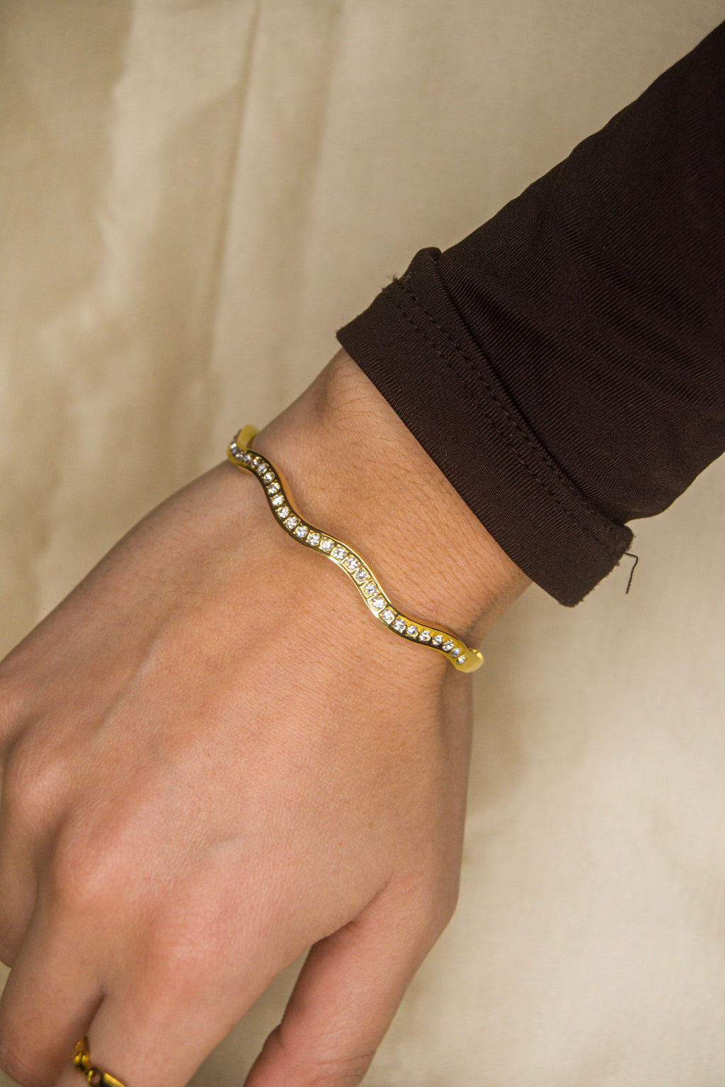 Pulseira dourada com ondas brilhantes