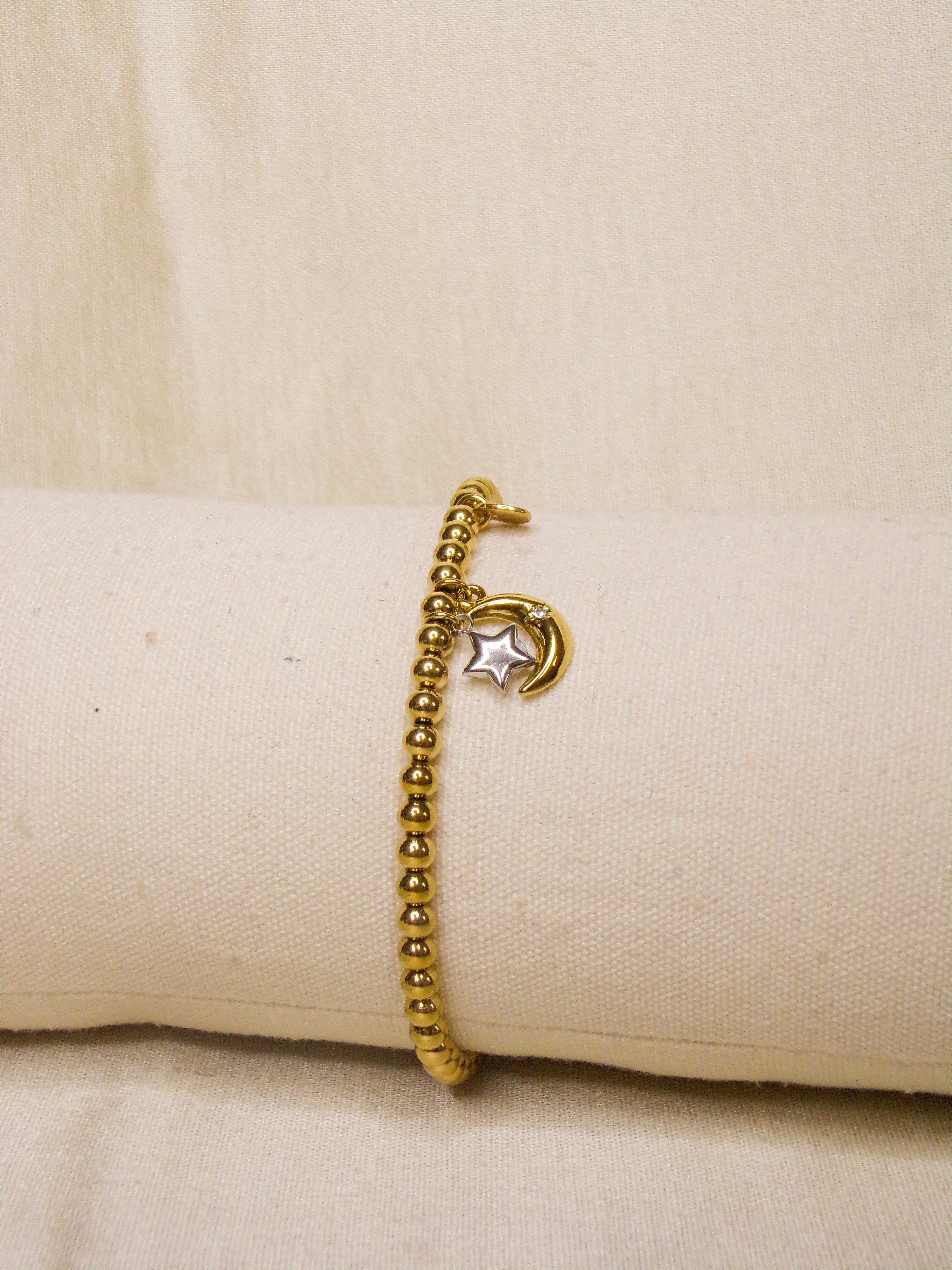 Pulseira dourada com estrela e lua