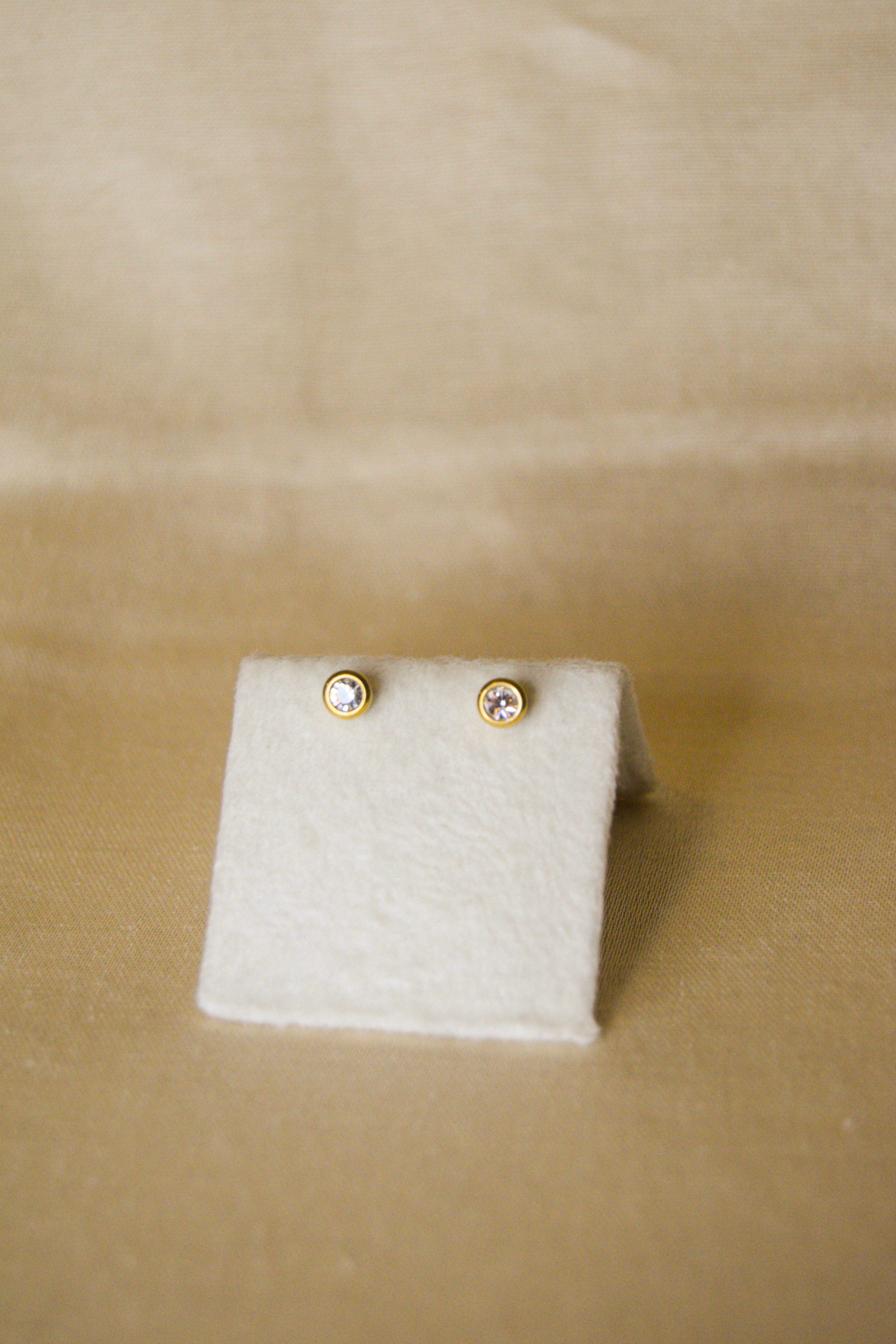 Piercing dourado bola brilhante