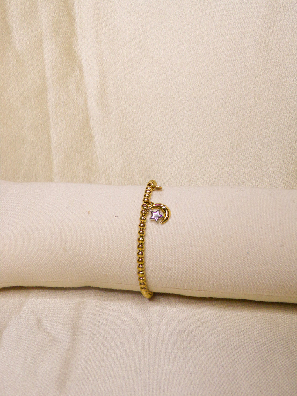 Pulseira dourada com estrela e lua