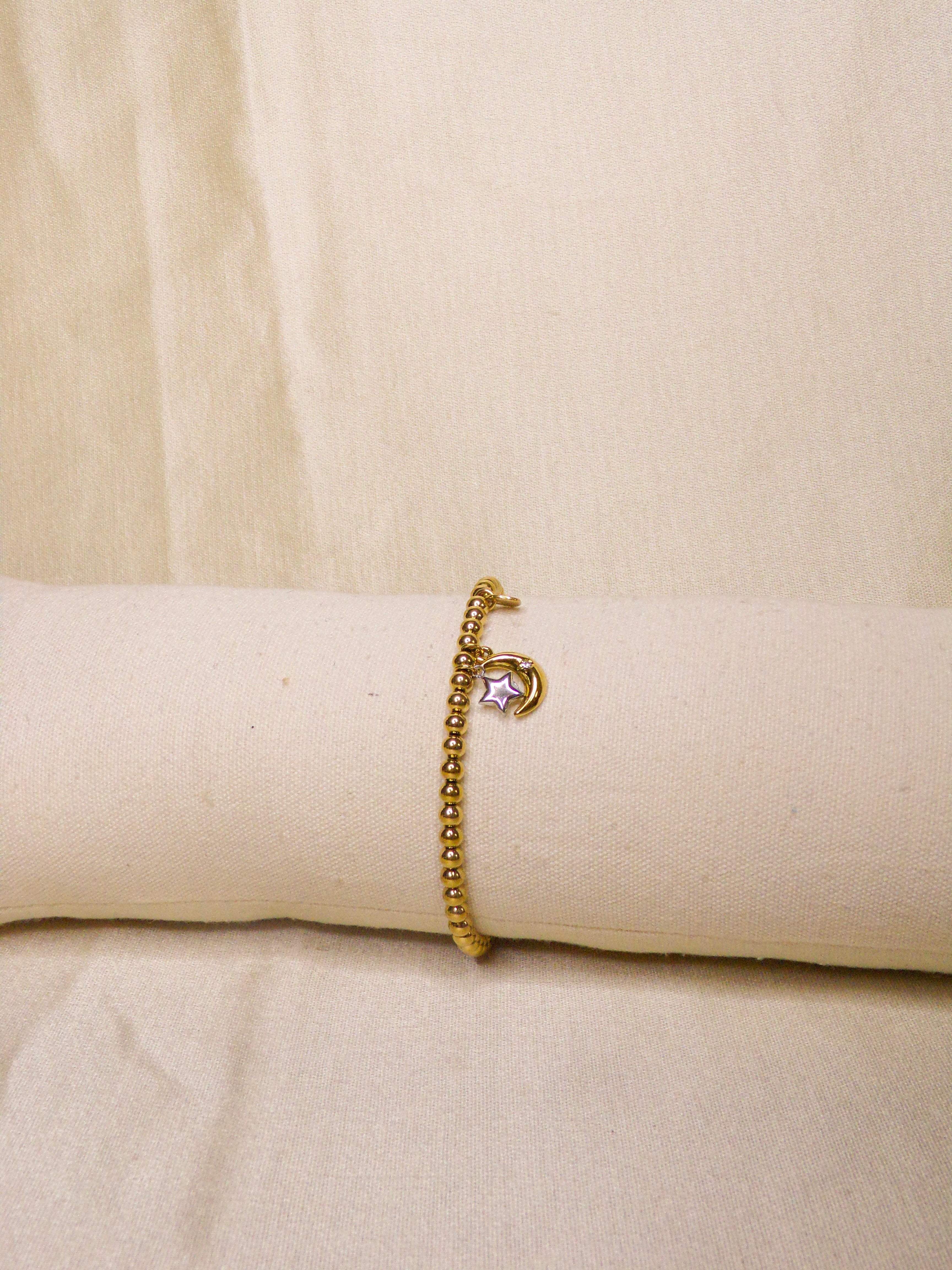 Pulseira dourada com estrela e lua