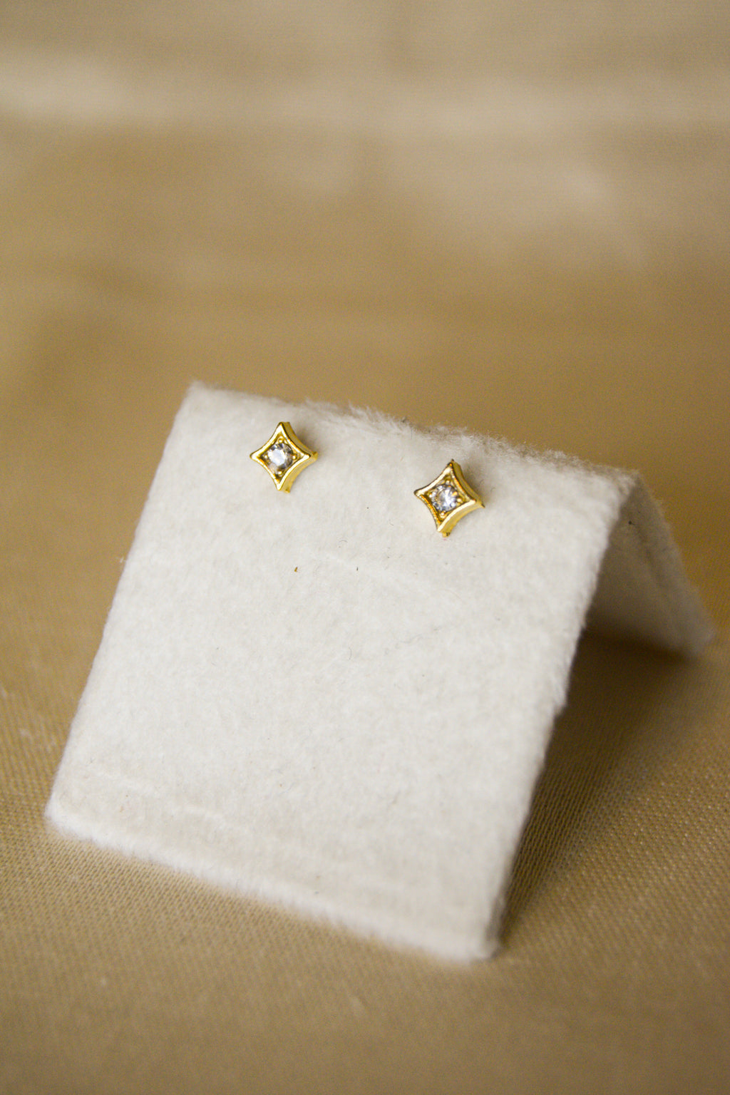 Piercing dourado brilhantes