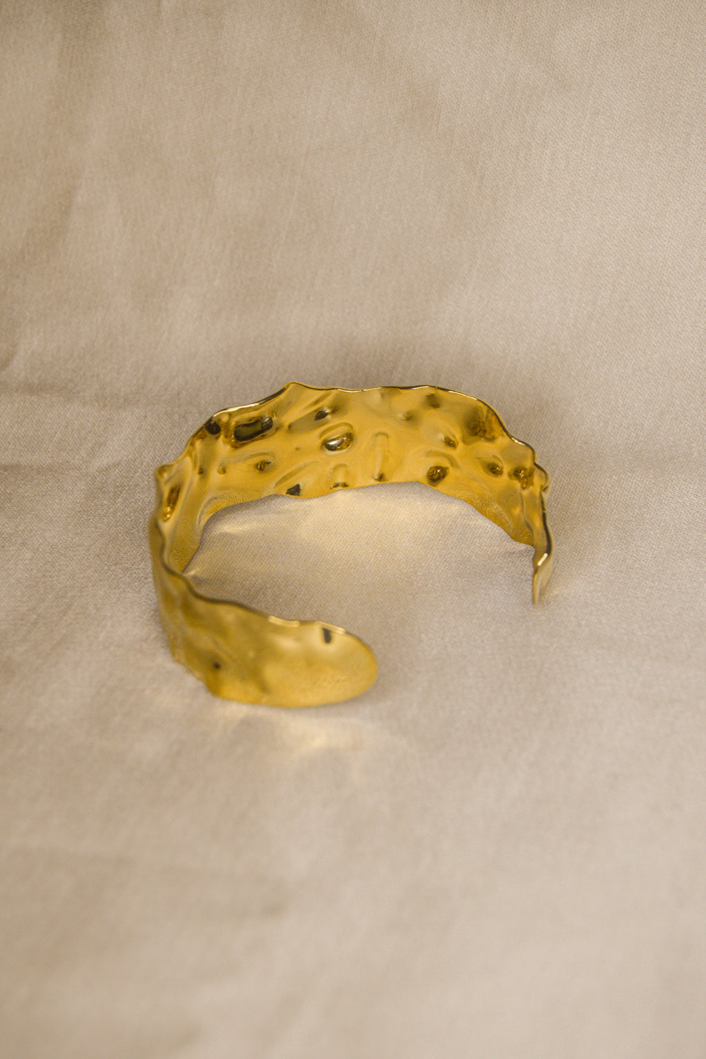 Pulseira dourada irregular