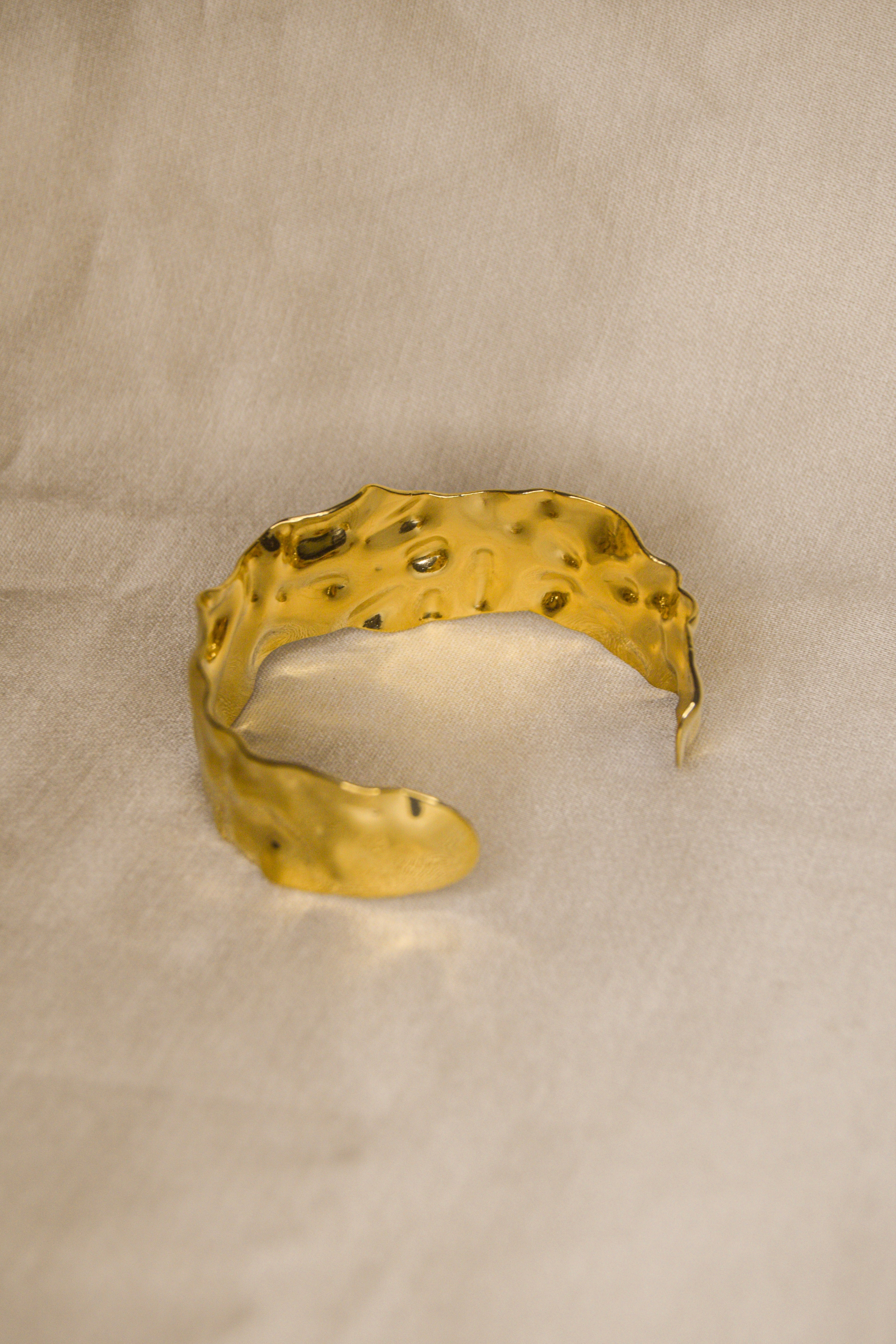 Pulseira dourada irregular