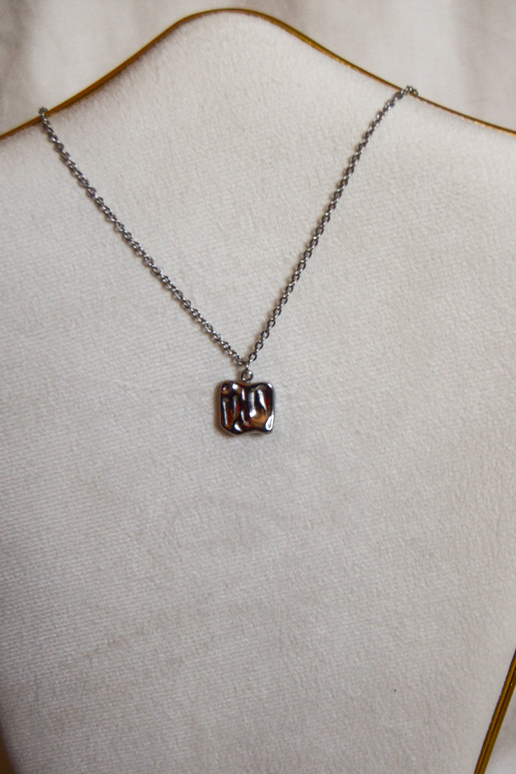 Colar prateado quadrado irregular