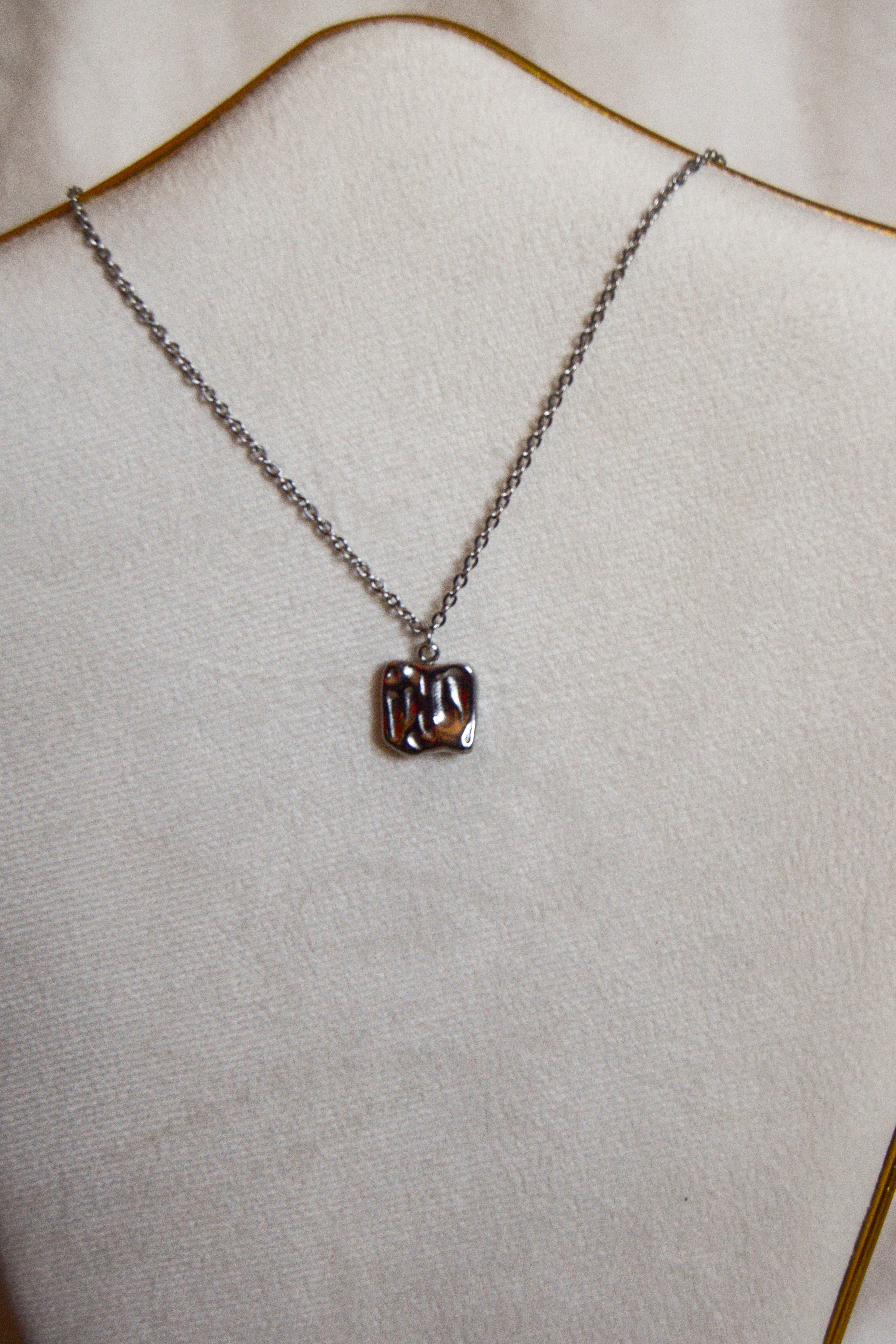 Colar prateado quadrado irregular