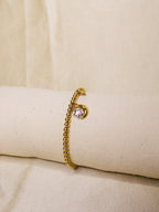 Pulseira dourada com estrela e lua