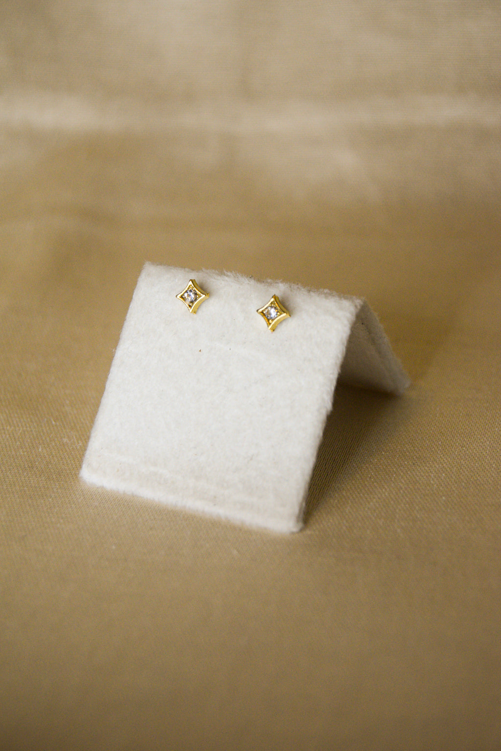 Piercing dourado brilhantes