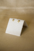 Piercing dourado brilhantes