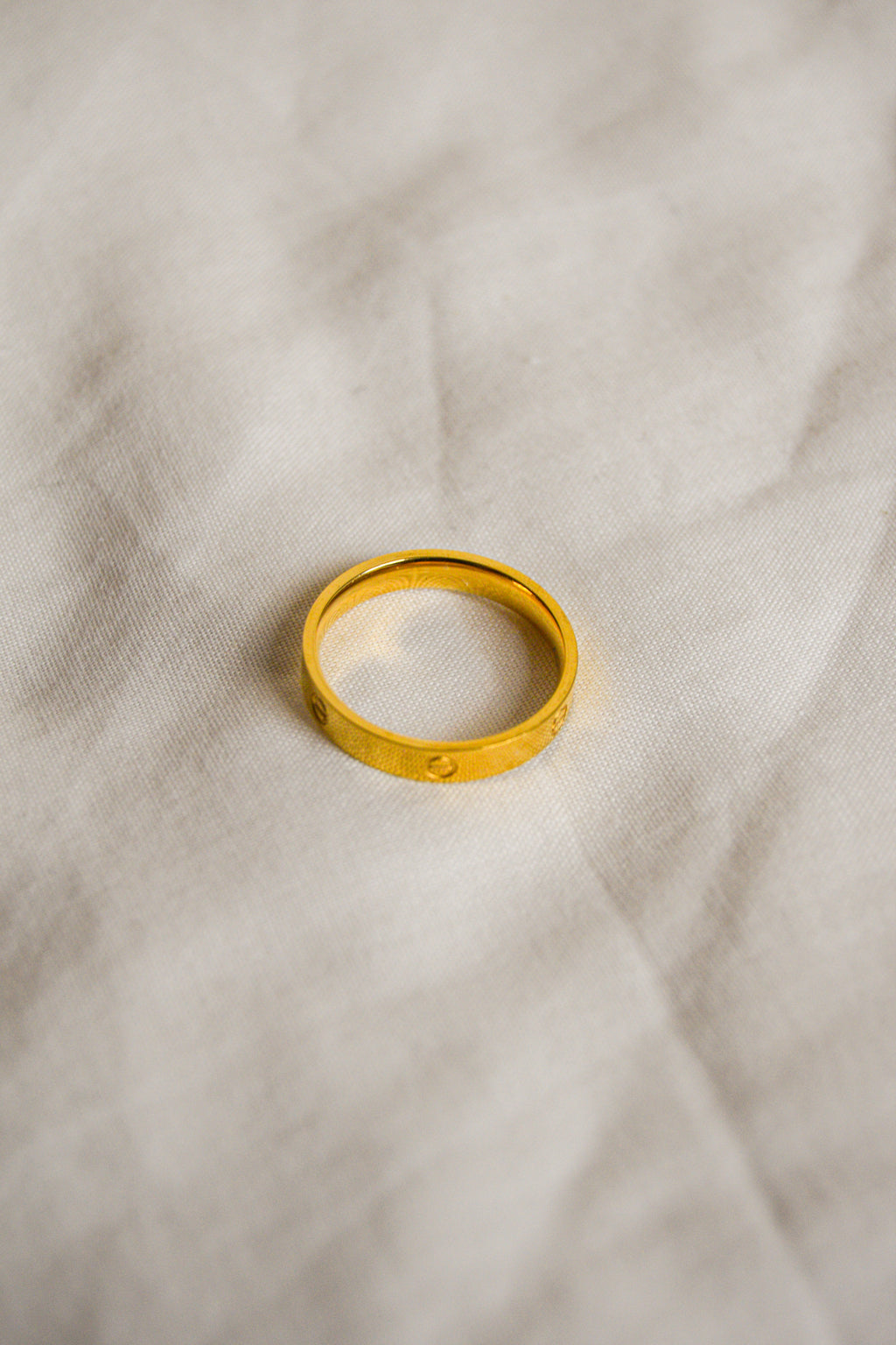 Anel dourado estilo Cartier