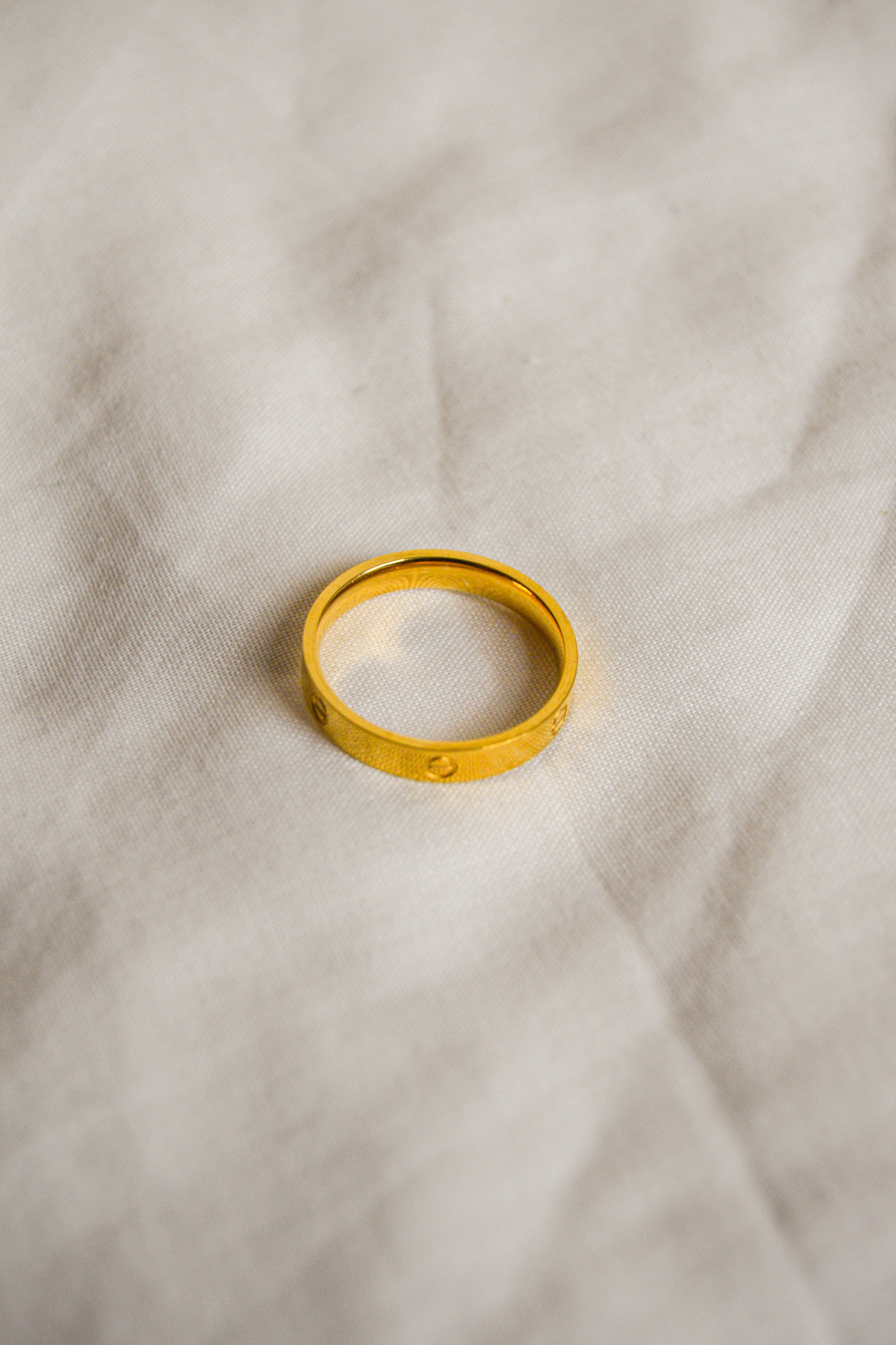 Anel dourado estilo Cartier