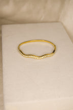 Pulseira dourada com ondas brilhantes